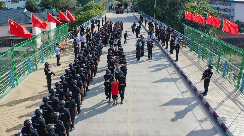 圖為涉詐犯罪嫌疑人移交我方。