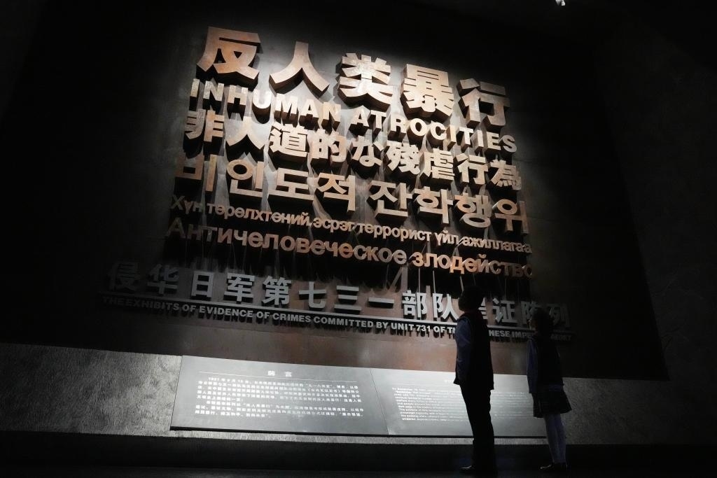 9月18日，青少年在侵華日軍第七三一部隊罪證陳列館內(nèi)參觀。新華社記者 王建威 攝