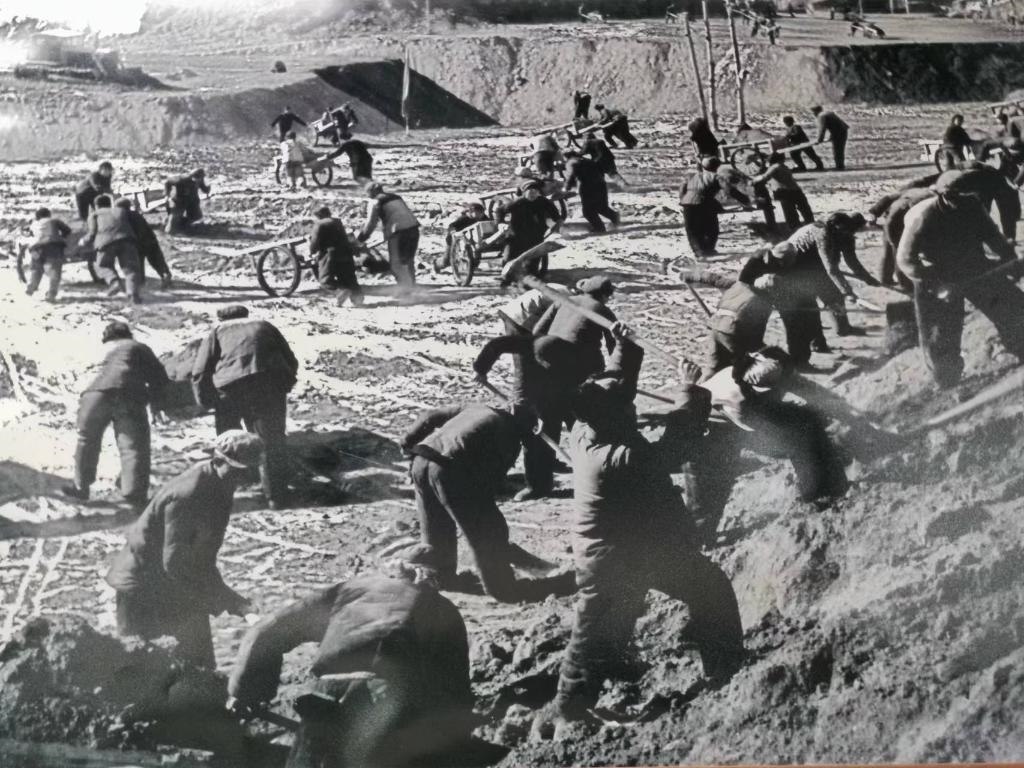 20世紀(jì)70年代，高西溝人治理水土流失場(chǎng)景。（資料圖片）