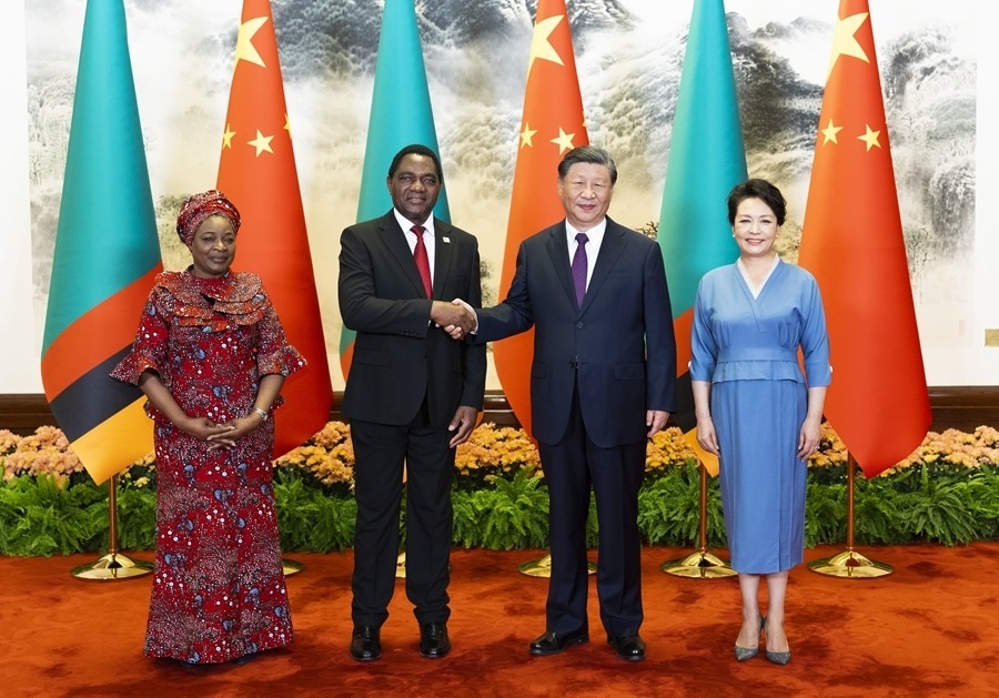 這是會(huì)談前，習(xí)近平主席和夫人彭麗媛同希奇萊馬總統(tǒng)和夫人穆廷塔合影。