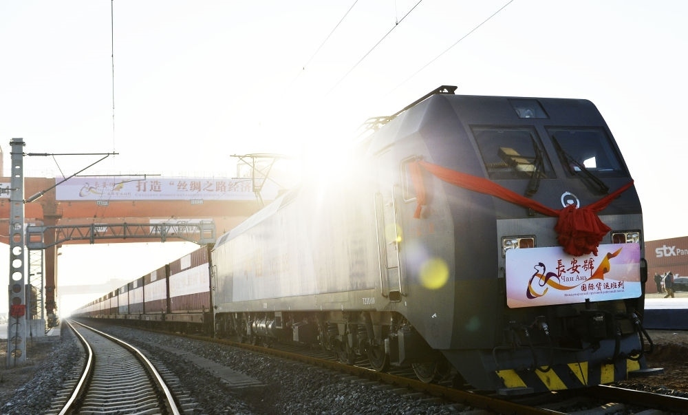 2013年11月28日，首趟由西安發(fā)往哈薩克斯坦阿拉木圖的長安號(hào)國際貨運(yùn)列車等待出發(fā)。新華社記者 劉瀟 攝