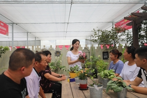 李敏向村民講授花木直播經(jīng)驗(yàn)。受訪者供圖