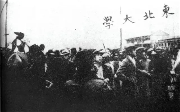 △東北大學(xué)學(xué)生走在一二·九請(qǐng)?jiān)赣涡嘘?duì)伍最前列。