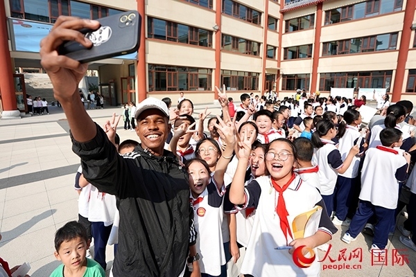 選手和學(xué)生們合影。人民網(wǎng) 盧鵬宇攝