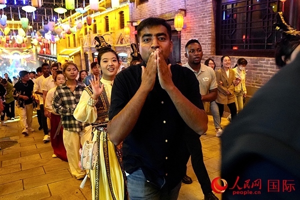 選手體驗(yàn)古城巡游。人民網(wǎng) 盧鵬宇攝