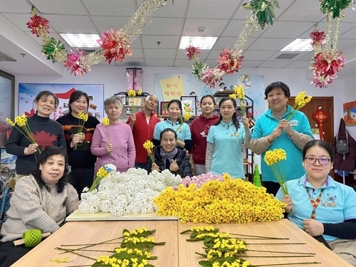 唐占鑫帶領(lǐng)團(tuán)隊(duì)為2022年北京冬奧會(huì)和冬殘奧會(huì)制作頒獎(jiǎng)花束。受訪者供圖