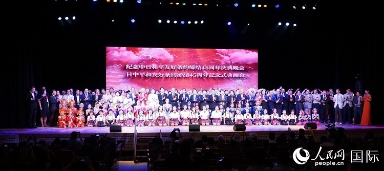 出席晚會的嘉賓與演員合影留念。人民網(wǎng) 蔣曉辰攝