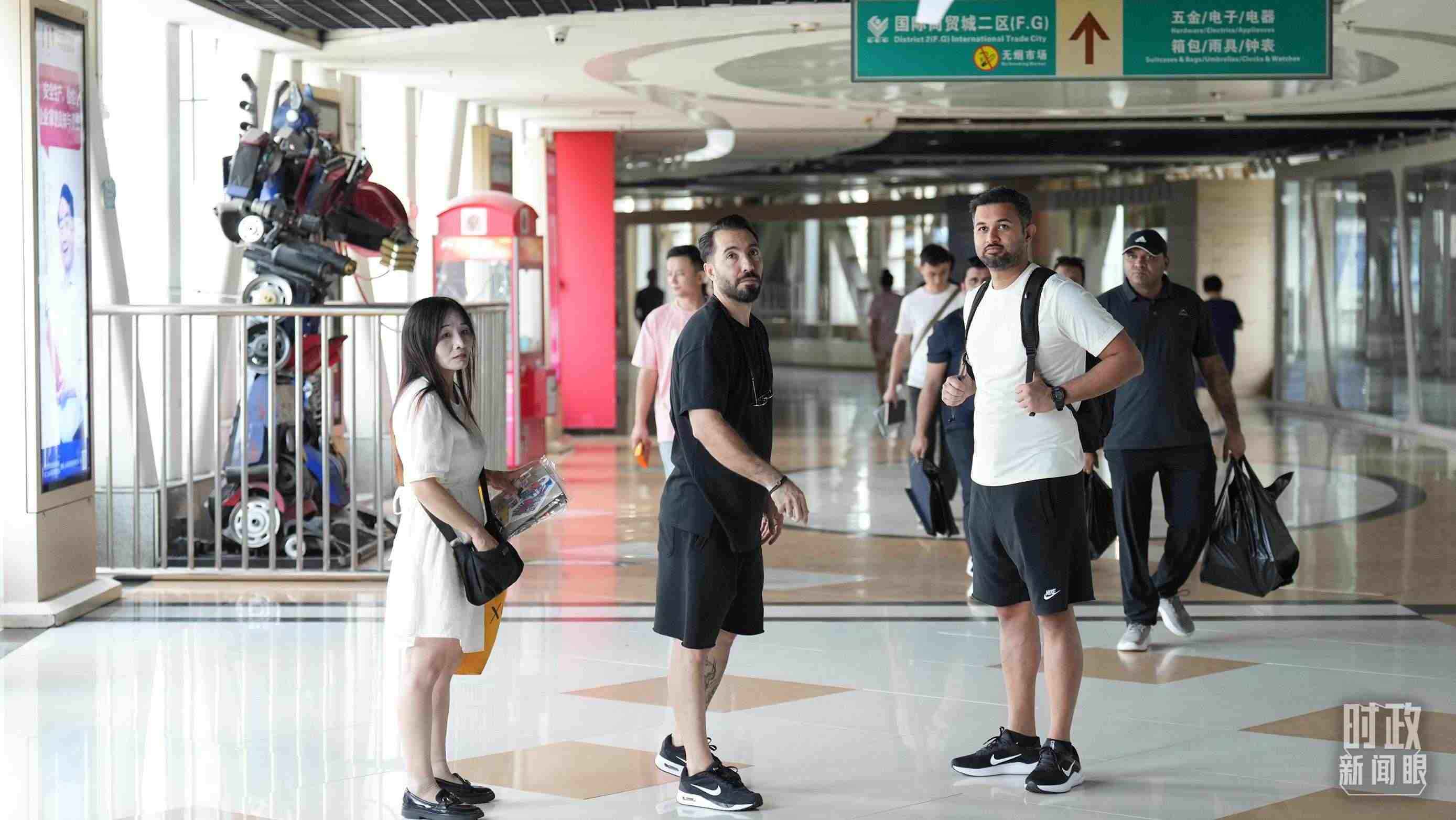 △義烏國(guó)際商貿(mào)城內(nèi)，來自世界各地的外商。（總臺(tái)國(guó)廣記者李晉拍攝）