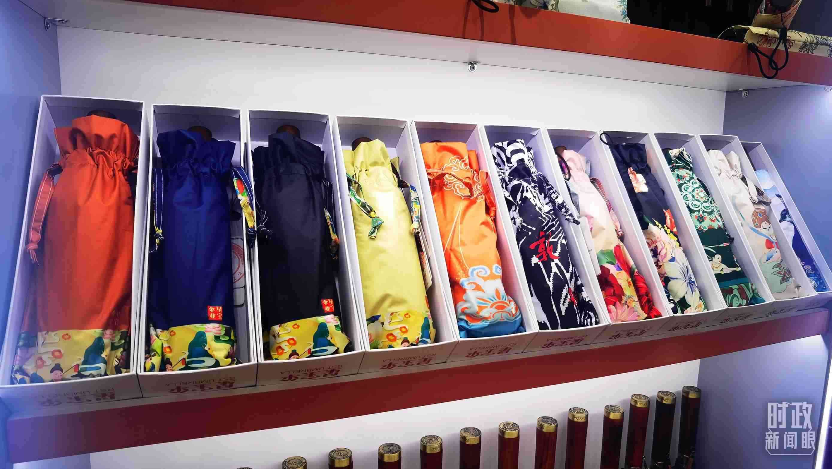 △商貿(mào)城內(nèi)的一家傘鋪，貨架上擺放著包裝精美的雨傘。（總臺(tái)央視記者范學(xué)禹拍攝）