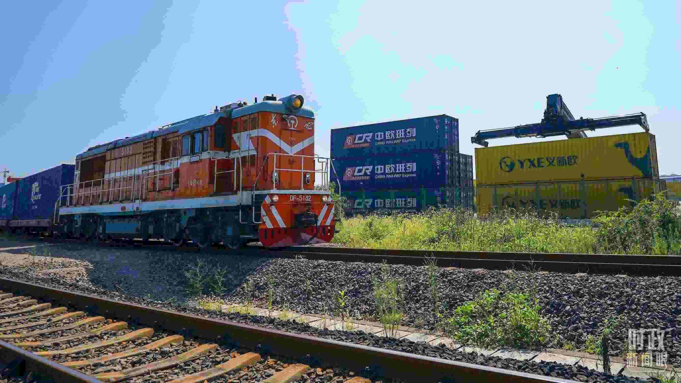 △“義新歐”先后開通了18條點(diǎn)對(duì)點(diǎn)的班列主線，業(yè)務(wù)范圍輻射50多個(gè)國(guó)家和160多個(gè)城市。（總臺(tái)國(guó)廣記者李晉拍攝）