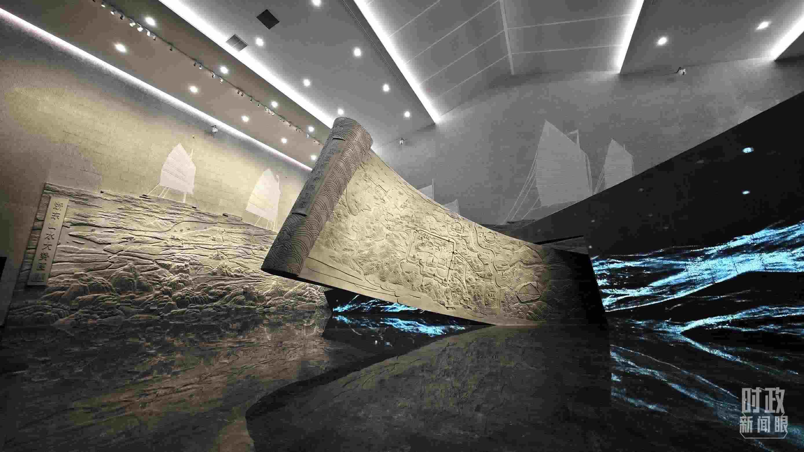 △博物館內(nèi)的《浙東運(yùn)河水利形勝圖》《浙東山水大勢(shì)圖》浮雕。（總臺(tái)央視記者彭漢明拍攝）