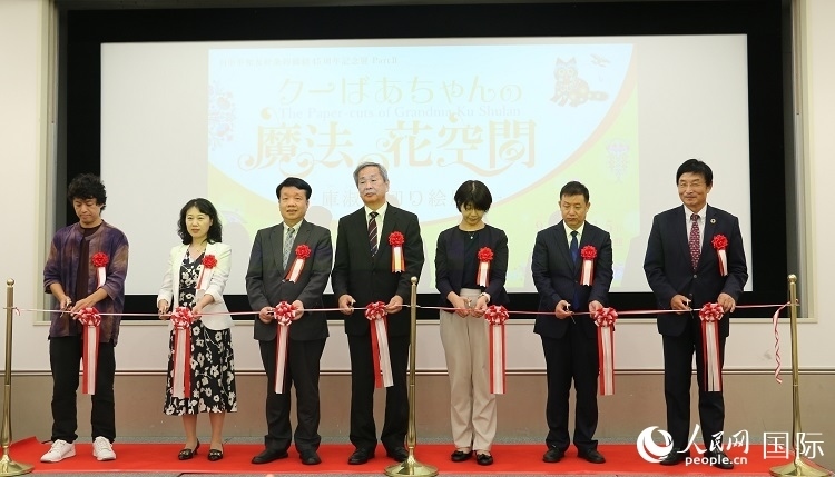 嘉賓共同為開幕式剪彩。人民網(wǎng) 許可攝