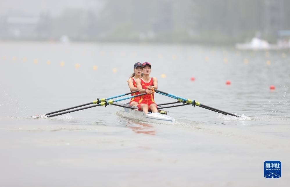 9月24日，鄒佳琪（左）/邱秀萍在決賽中。新華社記者 賈浩成 攝