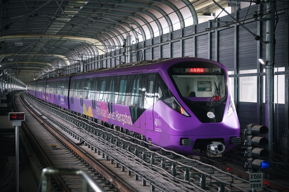 從杭州火車西站出發(fā)，地鐵19號線貫穿杭州火車東站、杭州蕭山機場，“亞運號”地鐵專列運行在這條線路上。