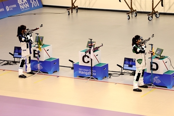 黃雨婷(左)、韓佳予在女子10米氣步槍個(gè)人賽比賽中。人民網(wǎng)記者 胡雪蓉?cái)z