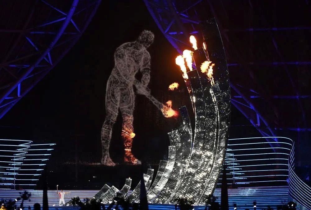 △“數(shù)字火炬手”點燃象征亞洲大團結的亞運之火。