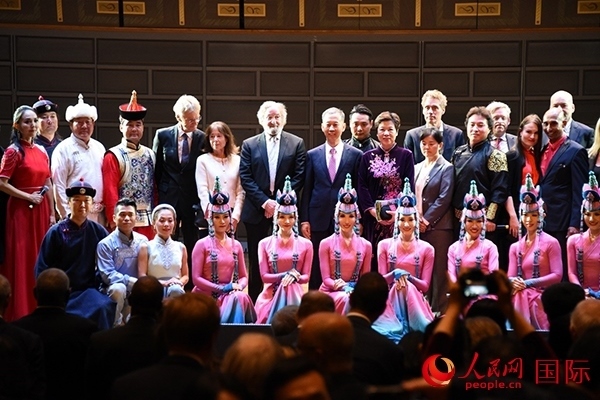 中國駐瑞典大使崔愛民夫婦與演職人員及部分來賓合影留念。人民網(wǎng)記者 殷淼攝