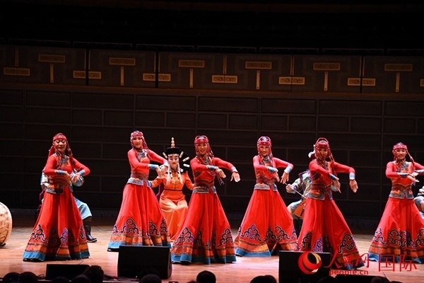 內(nèi)蒙古藝術(shù)劇院表演的《草原頌》劇照。人民網(wǎng)記者 殷淼攝