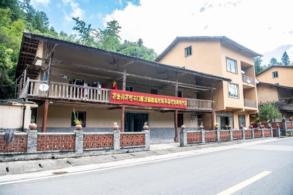 這是8月28日拍攝的危房改造后的村民張劍峰家。新華社記者 唐奕 攝