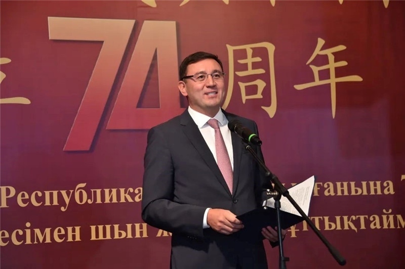 圖為哈外交部駐阿市代表布列格諾夫致辭。駐阿拉木圖總領(lǐng)館供圖