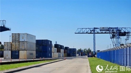  布列斯特北站，堆滿了來(lái)自中國(guó)的貨物。人民網(wǎng)記者 王震攝