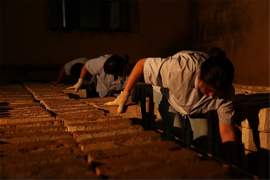 匠人師傅正在翻動曲胚。張?zhí)炝z