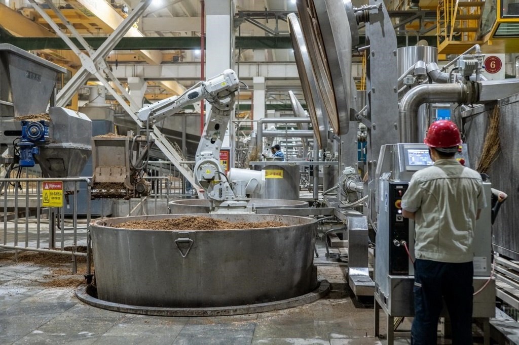 907車間里，機(jī)械臂正在撒料裝甑。嚴(yán)磊攝