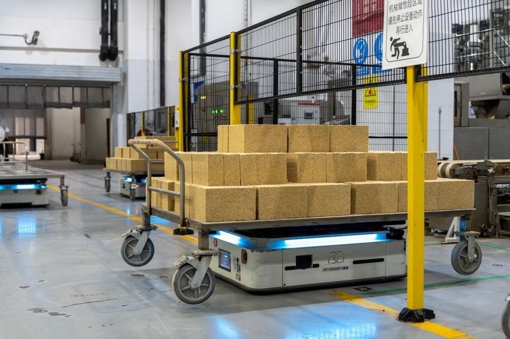 在701制曲車間，運(yùn)輸機(jī)器人等智能化設(shè)備已實現(xiàn)規(guī)?；瘧?yīng)用。王哲攝