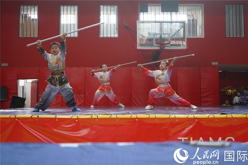 圖為開幕式現(xiàn)場兒童武術表演。人民網(wǎng)記者 許放攝