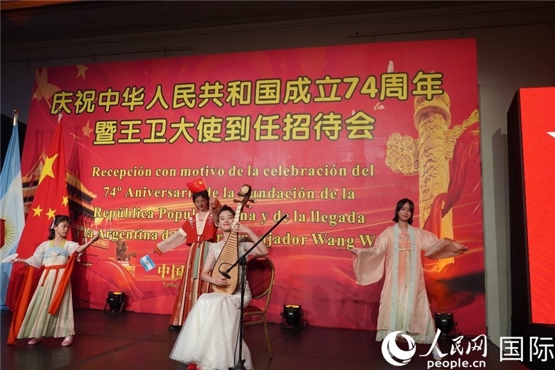 圖為招待會(huì)現(xiàn)場(chǎng)中國(guó)傳統(tǒng)樂(lè)器演奏和舞蹈展示。人民網(wǎng)記者 許放攝