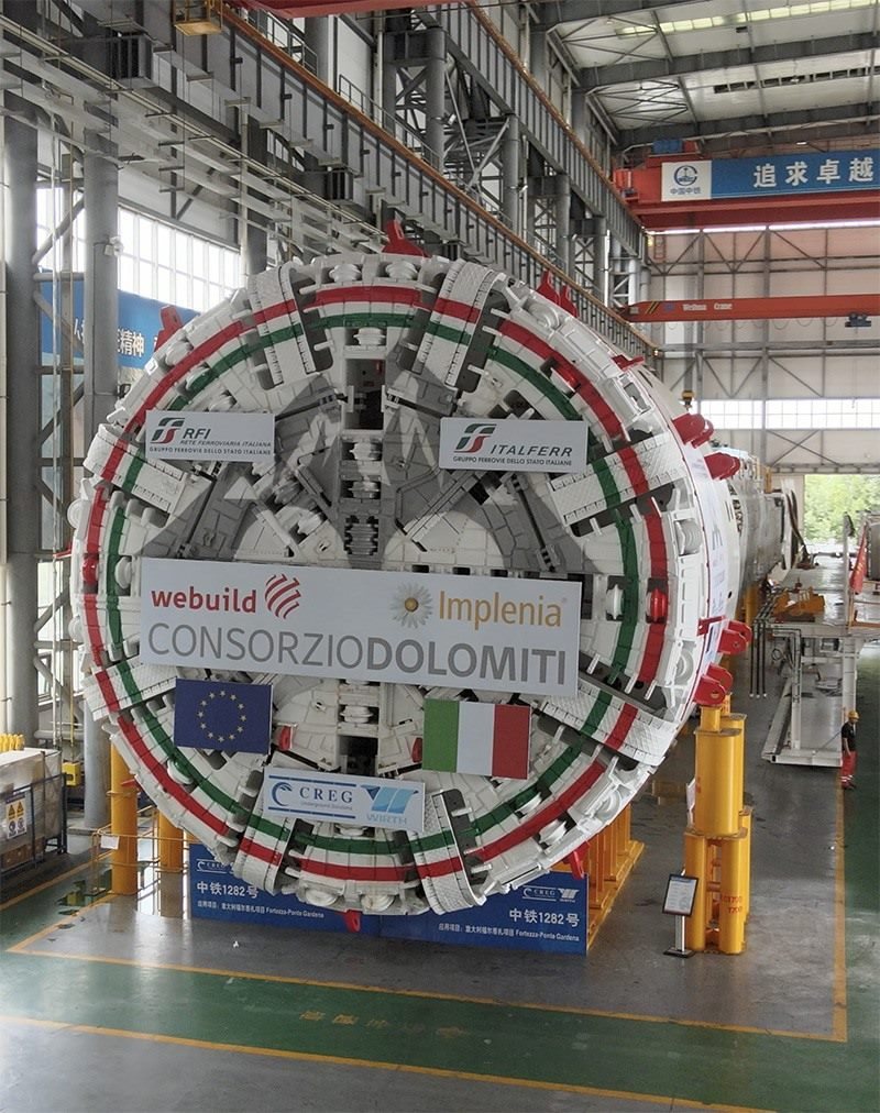 圖為中鐵裝備集團(tuán)盾構(gòu)總裝車間。人民網(wǎng)記者 唐宋攝