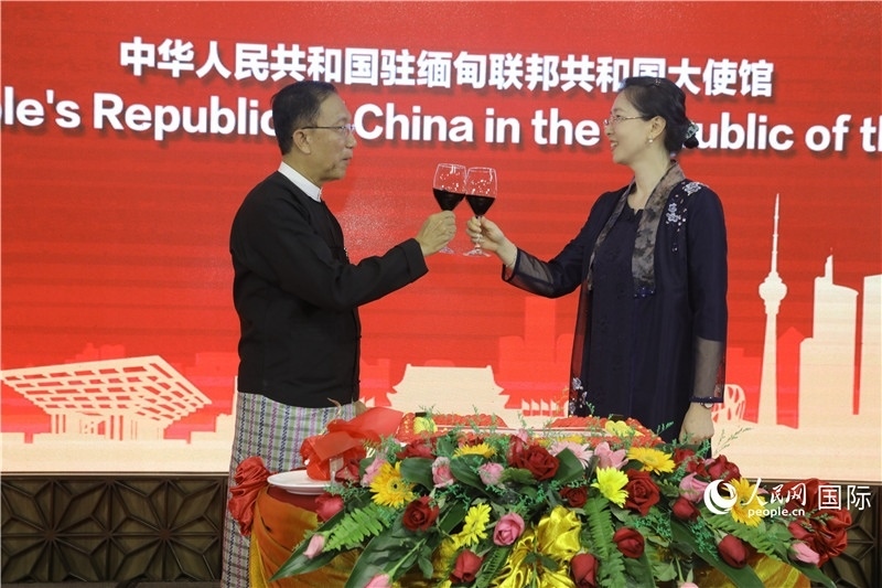 圖為曹靜臨時代辦與溫欣副總理祝酒。人民網(wǎng)記者 謝佳君攝