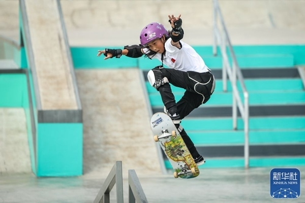 9月27日，中國選手崔宸曦在比賽中。當日，在錢塘輪滑中心舉行的杭州亞運會女子街式?jīng)Q賽中，中國選手崔宸曦以242.62分的成績奪得冠軍，曾文蕙獲得亞軍，日本選手伊藤美優(yōu)獲得季軍。新華社記者 潘昱龍攝