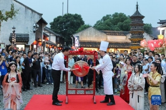 9月27日拍攝的2023年南翔國(guó)潮大會(huì)暨第十七屆上海南翔小籠文化展開(kāi)幕儀式現(xiàn)場(chǎng)。