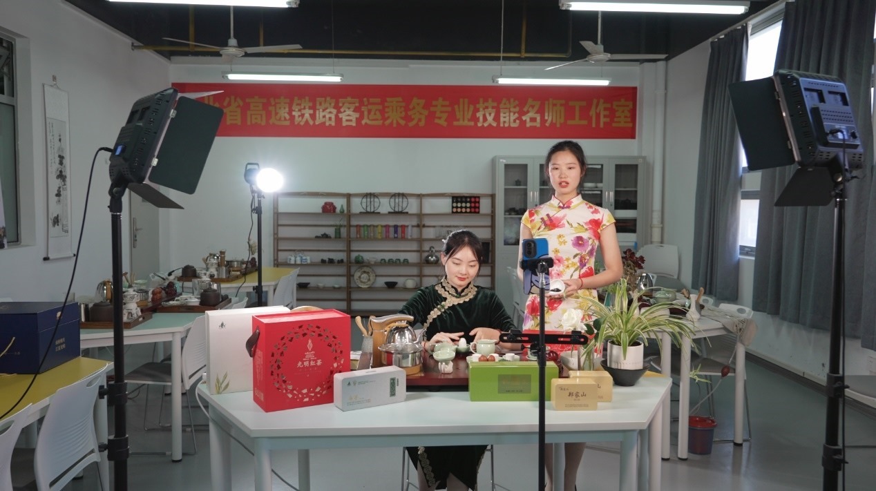 學(xué)生們正在直播。受訪單位供圖