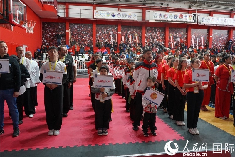 圖為開幕式現(xiàn)場運(yùn)動員入場儀式。人民網(wǎng)記者 許放攝