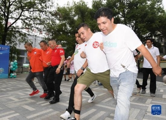 9月28日，在柯橋柯亭社區(qū)，各民族居民參加趣味運動會。