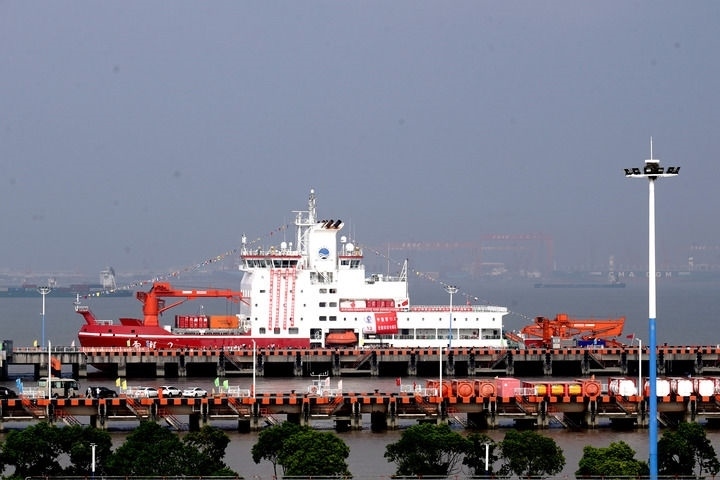 9月27日，“雪龍2”號極地科考破冰船停泊在中國極地考察國內(nèi)基地碼頭。當(dāng)日，由自然資源部組織的中國第13次北冰洋科學(xué)考察隊乘“雪龍2”號極地科考破冰船返回上海，標(biāo)志著中國第13次北冰洋科學(xué)考察任務(wù)圓滿完成。新華社記者 張建松 攝