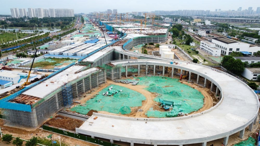 9月9日拍攝的?？谛潞８酆湍细邸岸€口岸”（貨運）集中查驗場所建設(shè)項目（無人機照片）。該項目是海南自貿(mào)港封關(guān)運作重點項目。新華社記者 楊冠宇 攝