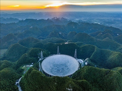 “中國天眼”全景（維護保養(yǎng)期間拍攝）。新華社記者 歐東衢 攝