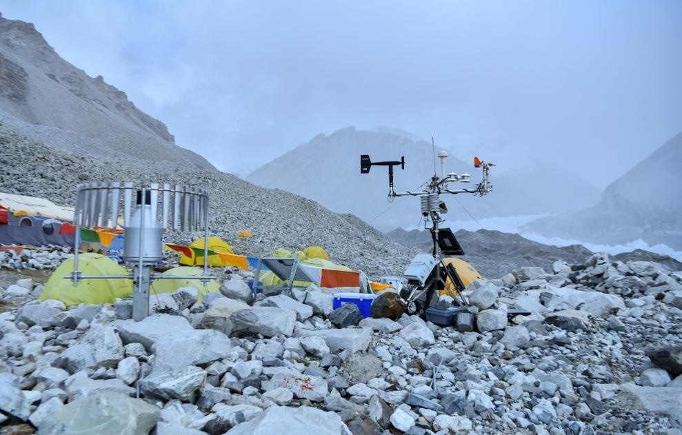 位于海拔5700米卓奧友峰前進營地的自動氣象站（9月29日攝）。新華社記者晉美多吉 攝
