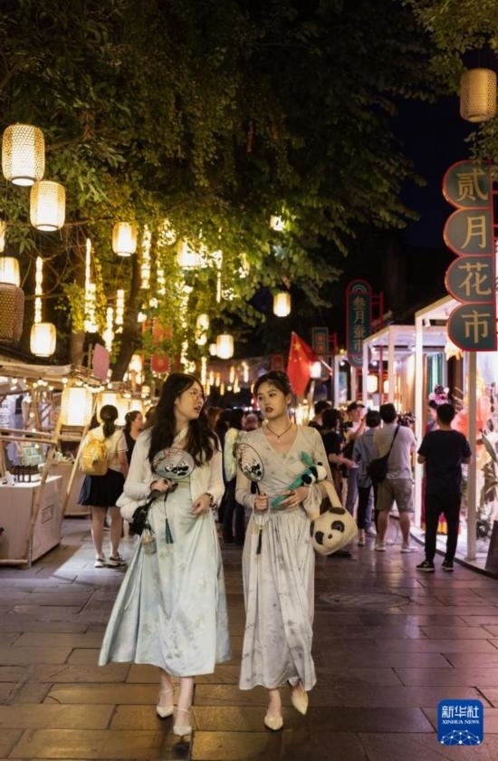 在成都寬窄巷子，兩位來自安徽的游客在新“十二月市”街區(qū)游覽（9月29日攝）。