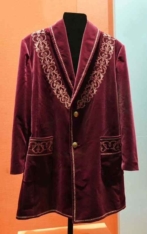 2013年9月，時(shí)任哈薩克斯坦總統(tǒng)納扎爾巴耶夫贈(zèng)送習(xí)近平主席的哈薩克斯坦民族服裝。