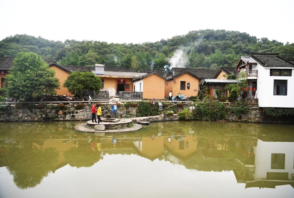 圖為9月27日游客在田鋪大塆參觀游玩。新華社記者張浩然攝