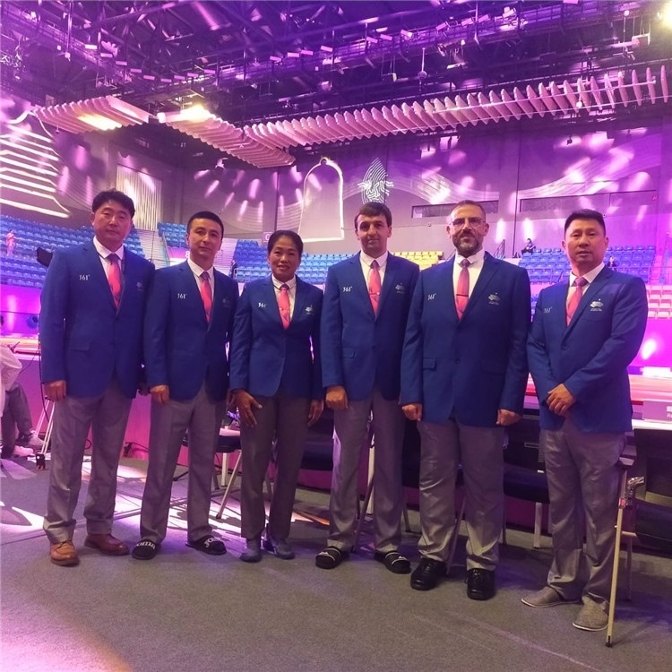 詹多斯·基亞諾夫與各國(guó)裁判員合影（左二）。 受訪(fǎng)者供圖