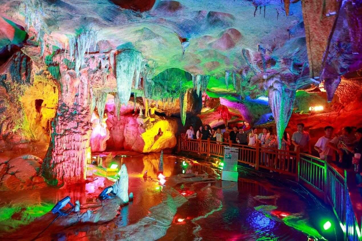 國慶假期期間，江西萬年神農(nóng)宮景區(qū)游人如織。受訪者供圖