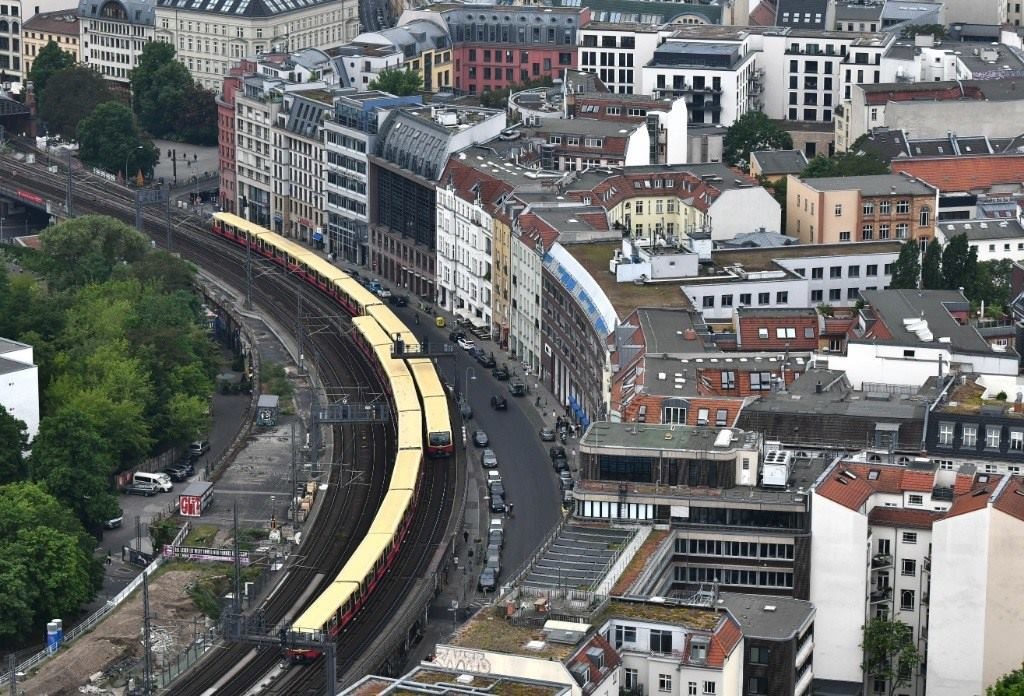 5月23日，列車在德國柏林市區(qū)行駛。新華社記者任鵬飛攝