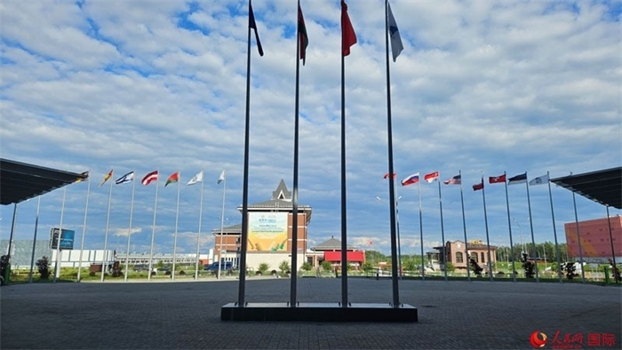 中白工業(yè)園內(nèi)，多國國旗飄揚(yáng)。園區(qū)已有來自16個(gè)國家和地區(qū)的企業(yè)入駐。人民網(wǎng)記者 朱虹攝