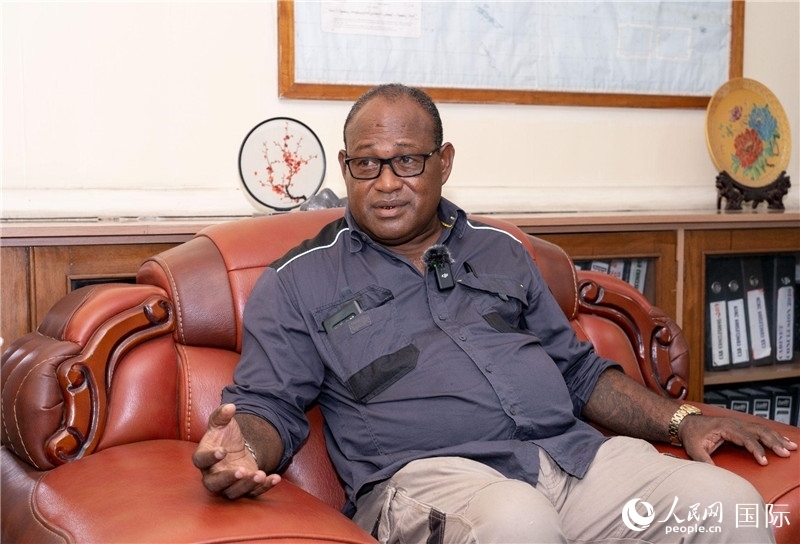 2023年9月13日，所羅門群島副總理兼基礎(chǔ)設(shè)施和發(fā)展部長梅納西·梅蘭加在首都霍尼亞拉接受人民網(wǎng)記者專訪。人民網(wǎng) 賀吉攝