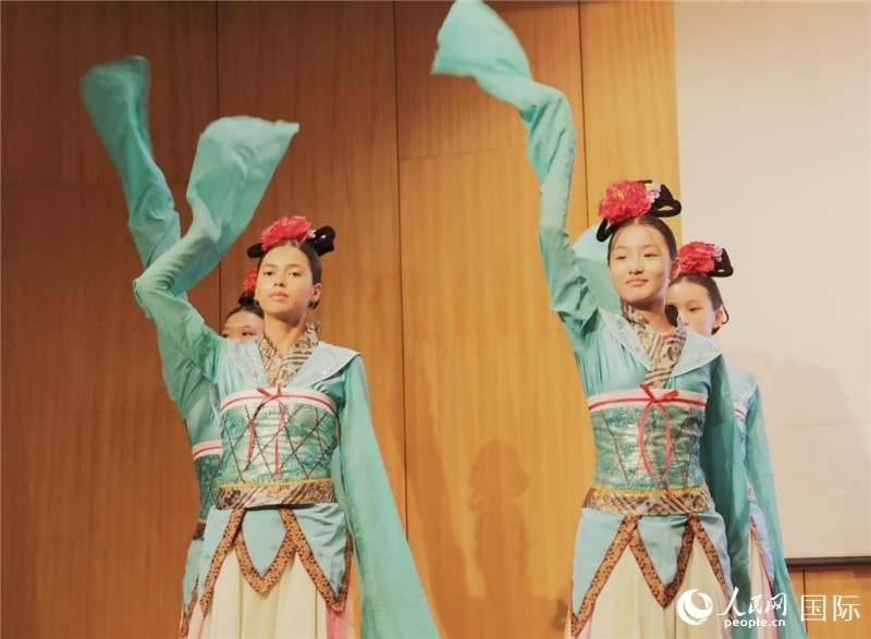 兩國文化志愿者共同表演中國傳統(tǒng)舞蹈。人民網(wǎng)記者 陳海琪攝